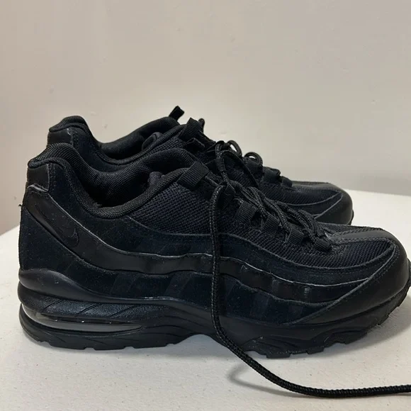 2018 Air Max 95 GS 'Triple Black' - Picture 4 of 10